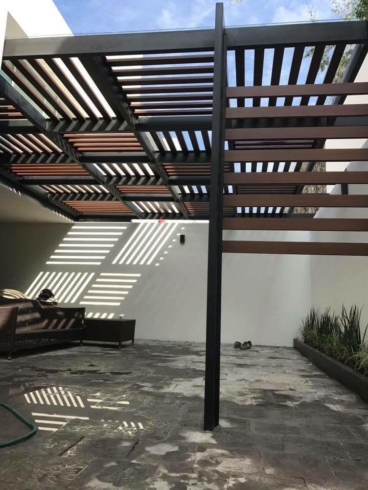 Techo de policarbonato cubriendo un patio exterior
