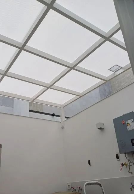 Tragaluz de policarbonato en un techo interior